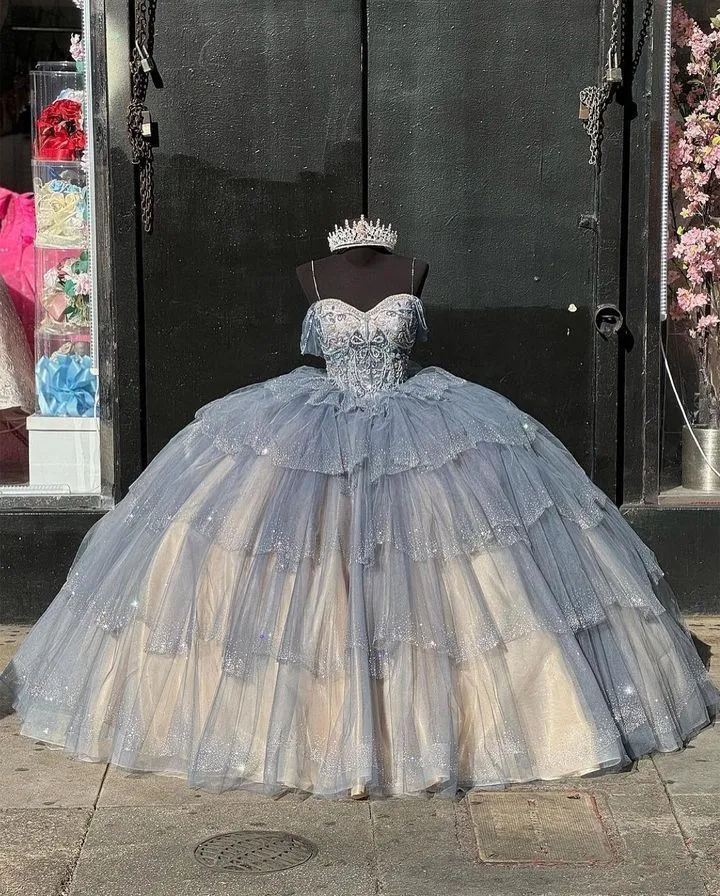 Bara Axlar Glittrig Tyll Balklänning Quinceanera Flerskiktad Kjol Paljettbesatt Snörning