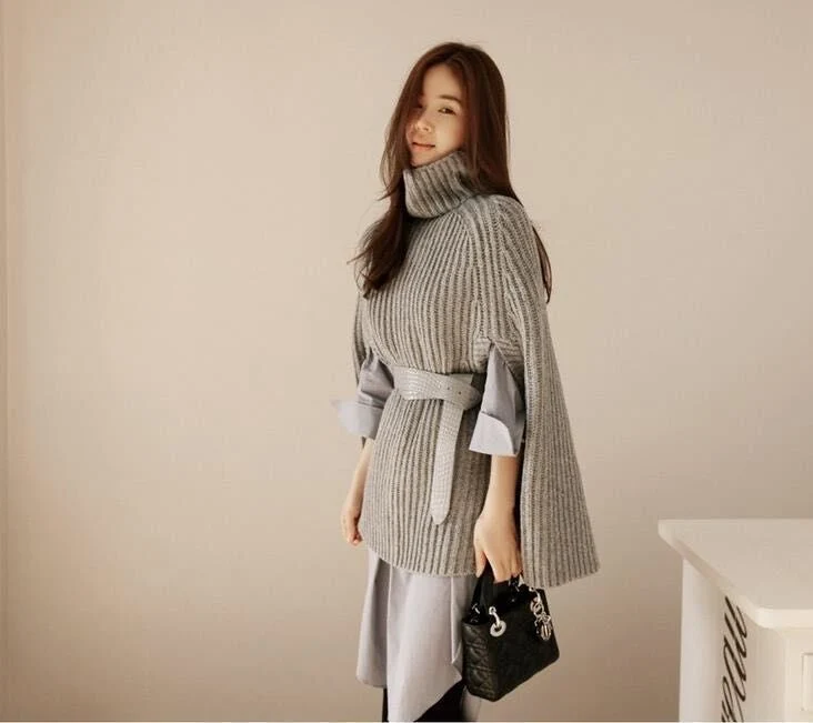 Damstickad Poncho med Polokrage och Cape-Ärmar