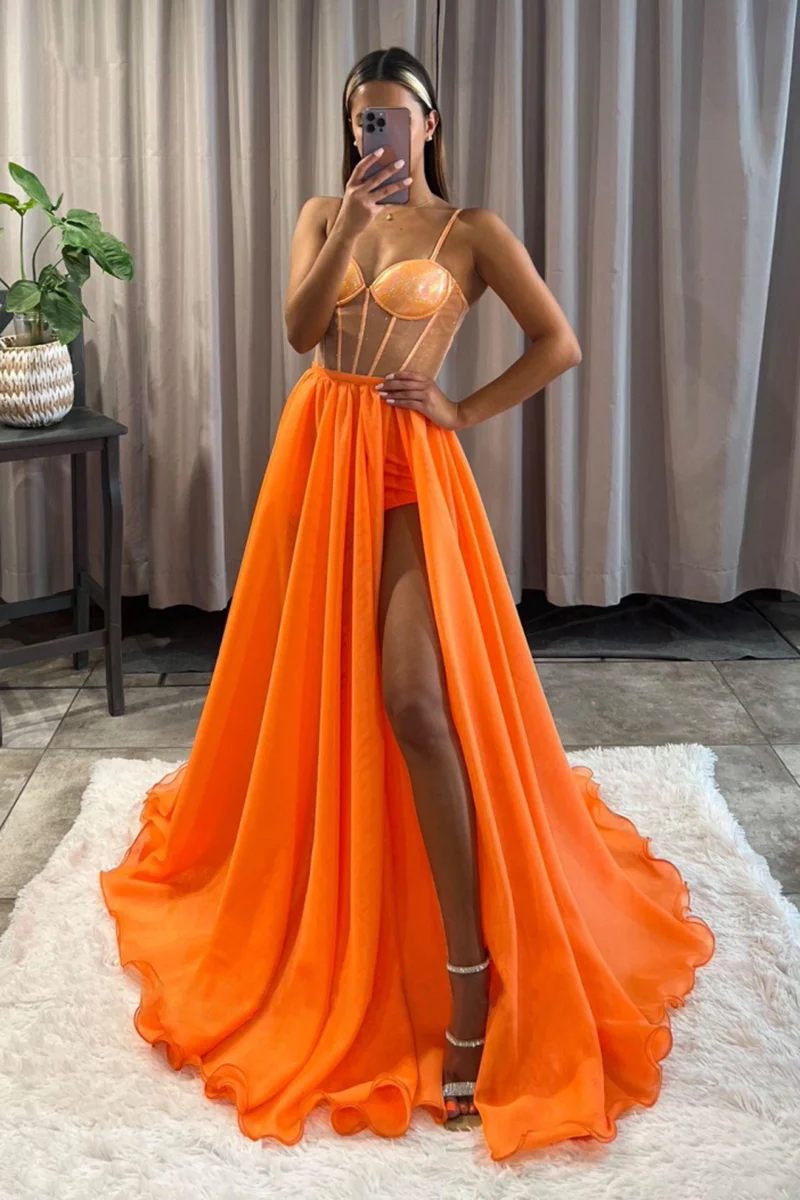 Elegant orange A-linjeformad balklänning med spaghettiband och slits på låret