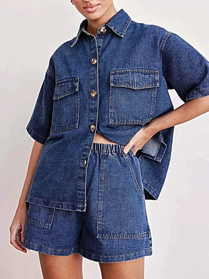 Lyxigt denimset med knappar, kortärmad topp och fickor