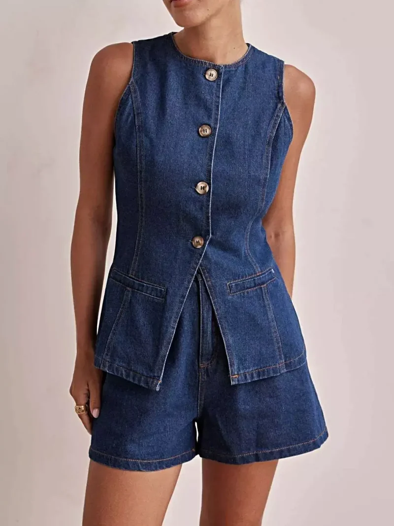 Snyggt set med jeansväst och shorts med knappdetaljer och fickor för en avslappnad och elegant look