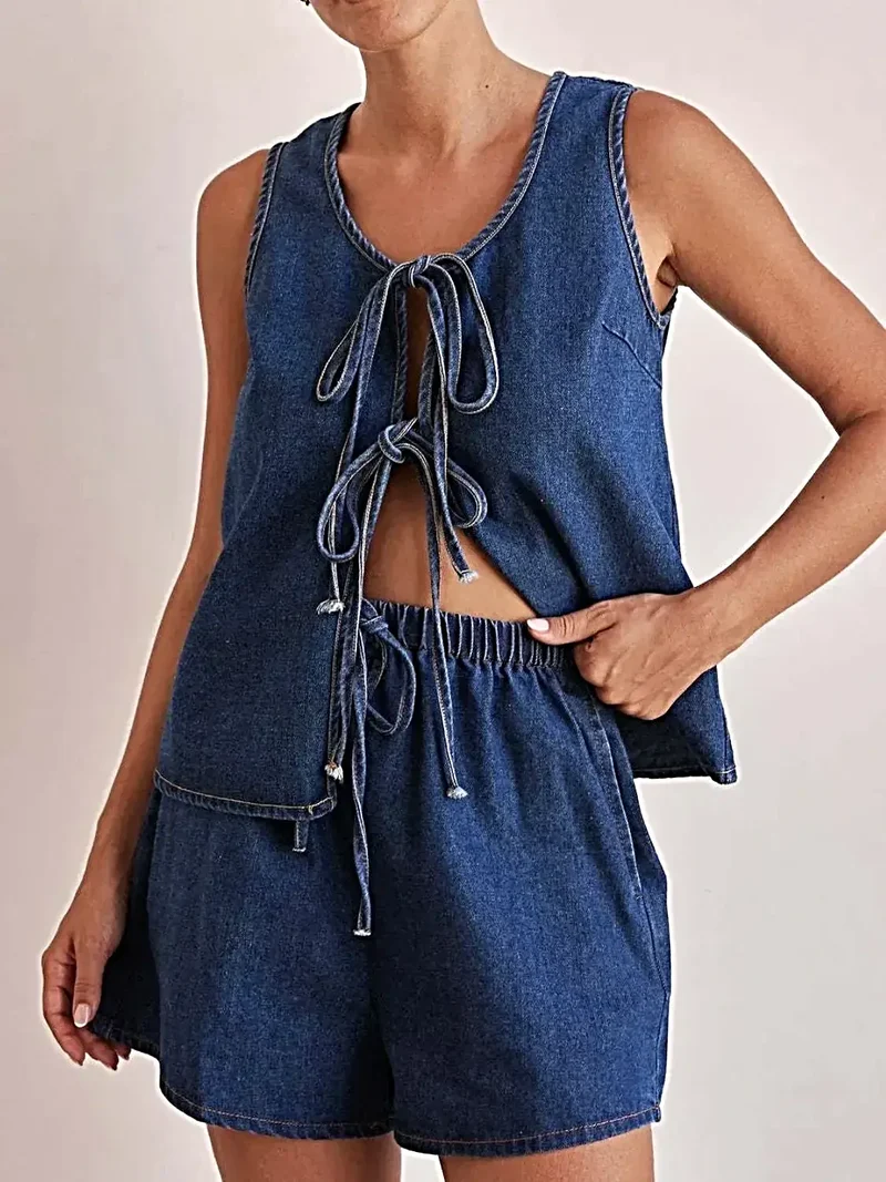 Snygg denimoutfit med knytband: 2-delat set med väst och shorts, klassisk bomullsblandning, tidlös look
