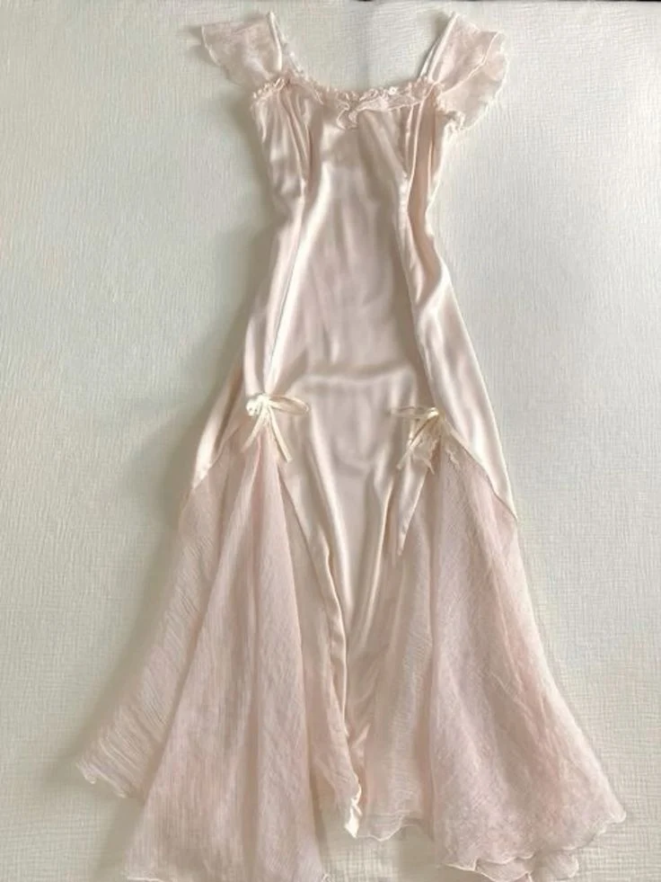 Babyrosa ärmlös vintage-aftonklänning i satin med inbyggd BH