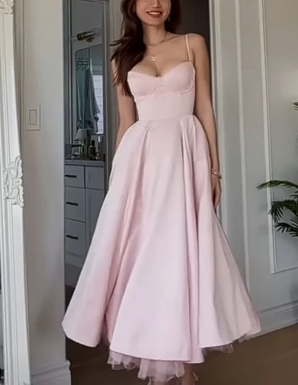 Ärmlös midiklänning i satin med inbyggd BH, rosa