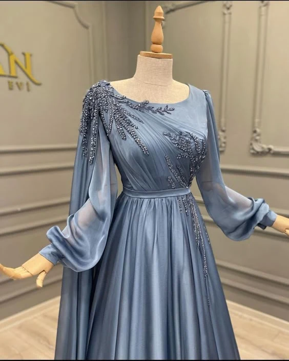 Elegant blå chiffongklänning med utsmyckade långa ärmar