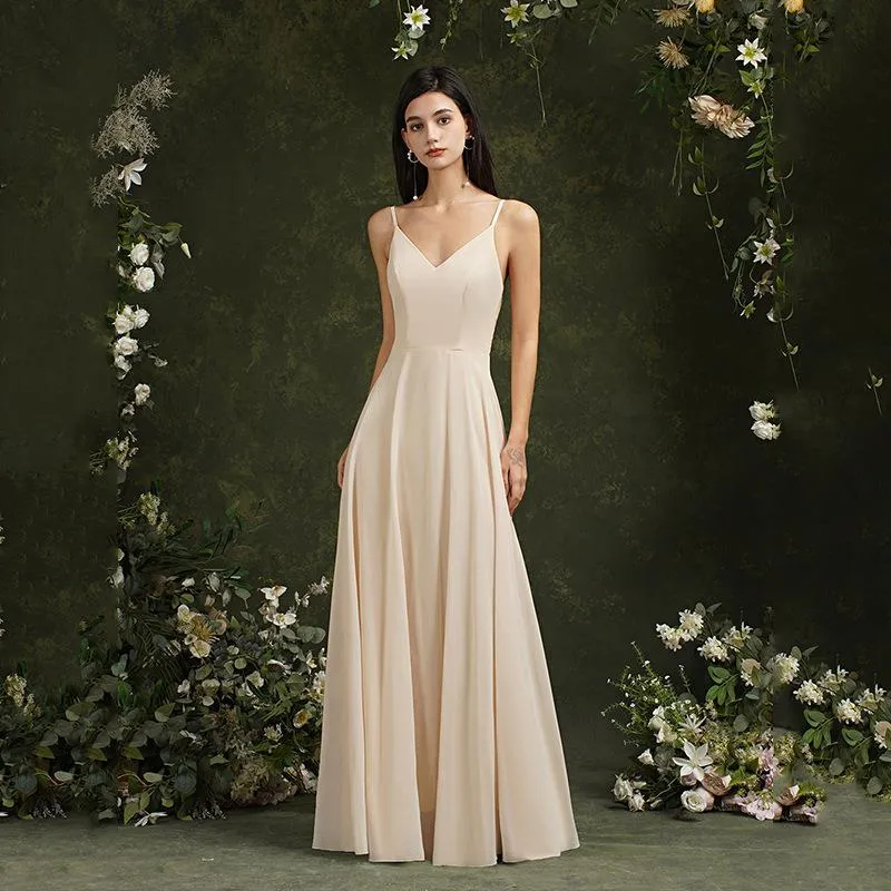 Sophie | Elegant Lång Vårklänning med Spets och Djup V-Ringning