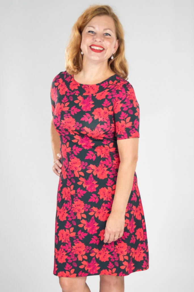 Klänning Sara - Dahlia leaf black pink