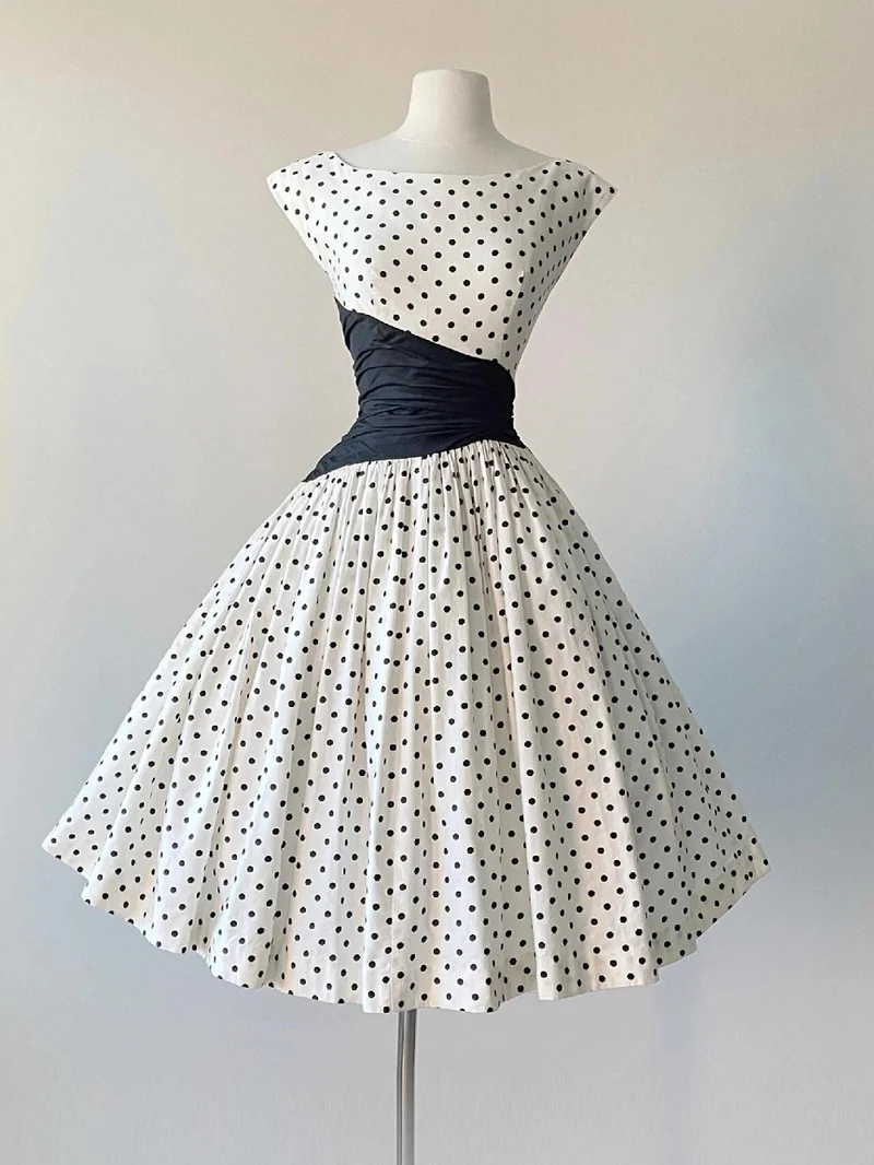 Capsleeve Vintage 50-tal Polka Dot Swing Dress med svart asymmetrisk midjepanel