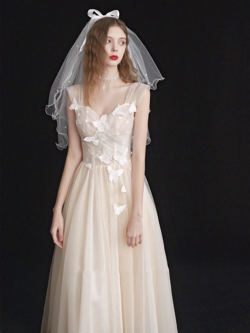 Lätt champagne Ruched bodice Tyll Tea Längd Bröllopsklänning