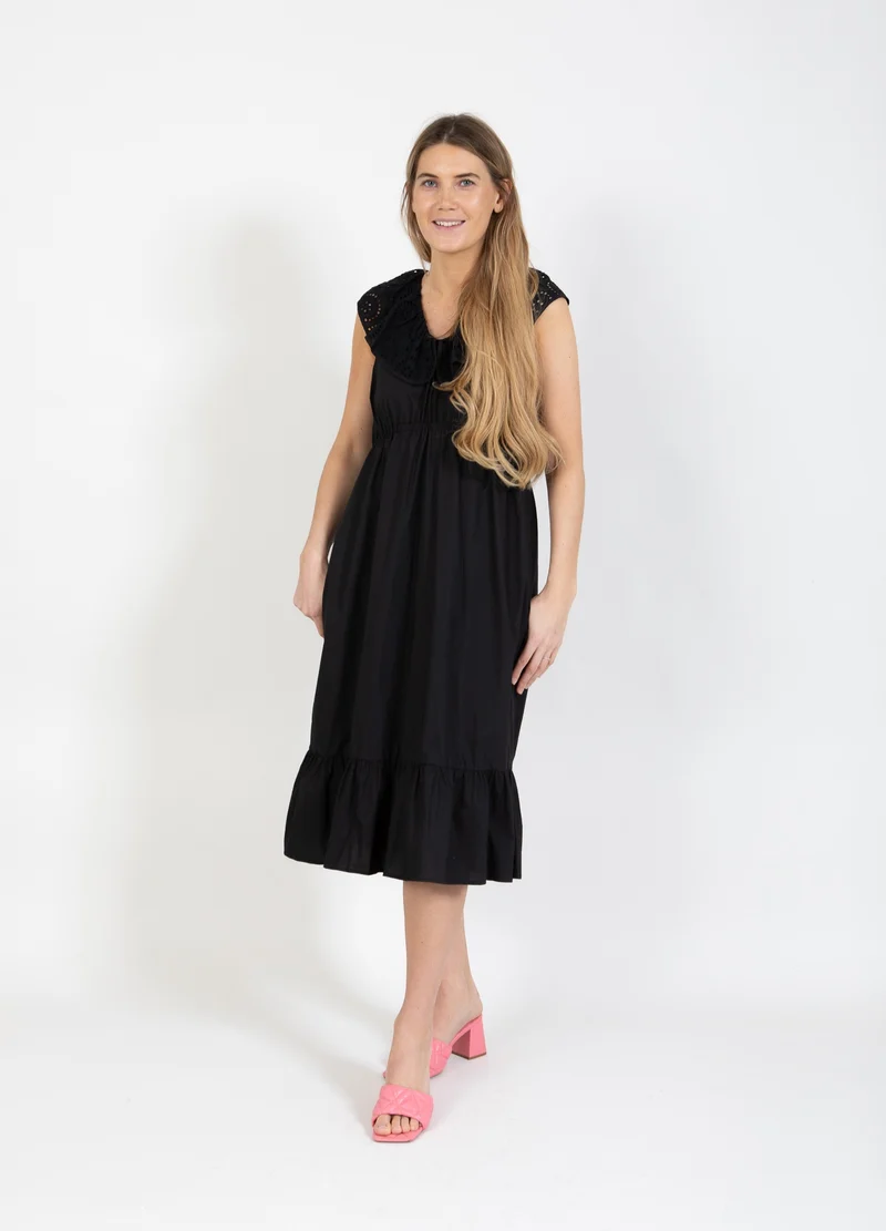 KLÄNNING MED BRODERIE ANGLAISE KRAGE - Black