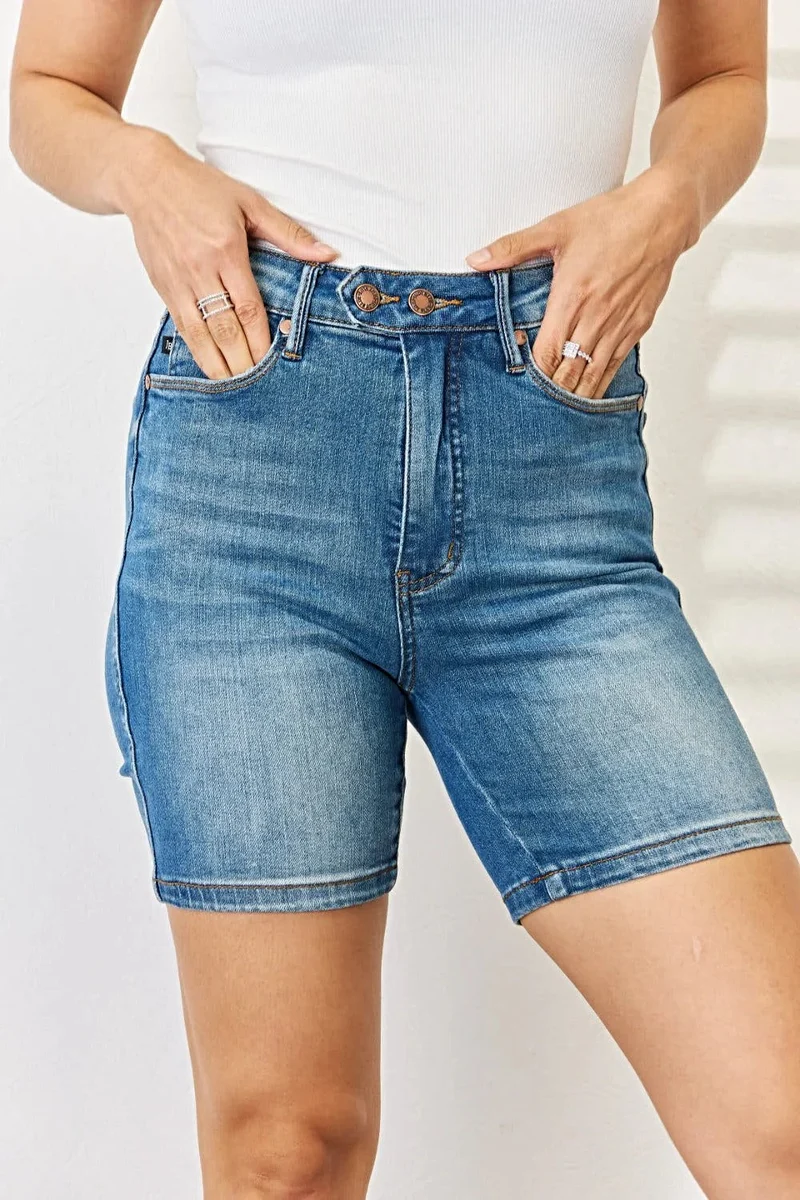 Judy Blå Bermudashorts med Magkontroll och Dubbla Knappar för Smickrande Passform