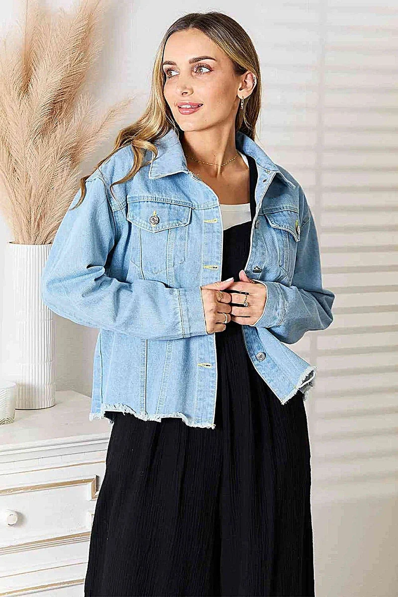 Trendig jeansjacka med nedsänkta axlar och rå fåll – ett elegant och avslappnat lager-på-lager-plagg