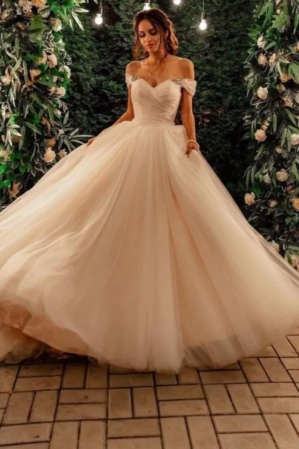 Elegant A-linjeformad Brudklänning i Tyll med Off-Shoulder och Kapellsläp