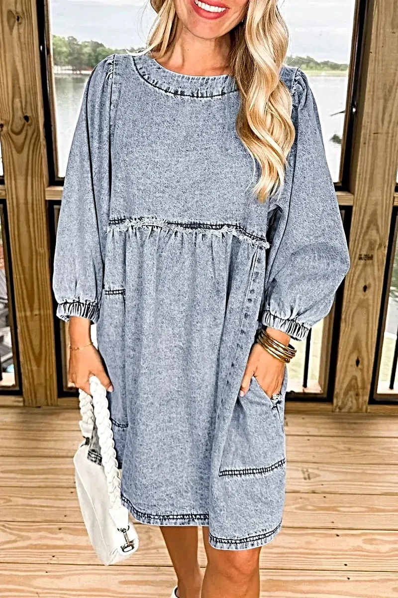 Vintage denimklänning med fickor, rygglös design, fransdetaljer - Trendig och klassisk look