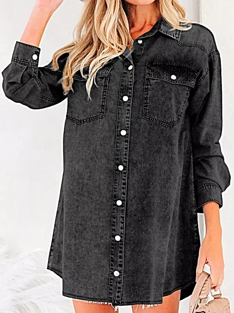 Denimskjortklänning med bröstficka och rå fåll - 100 % bomull, lös passform