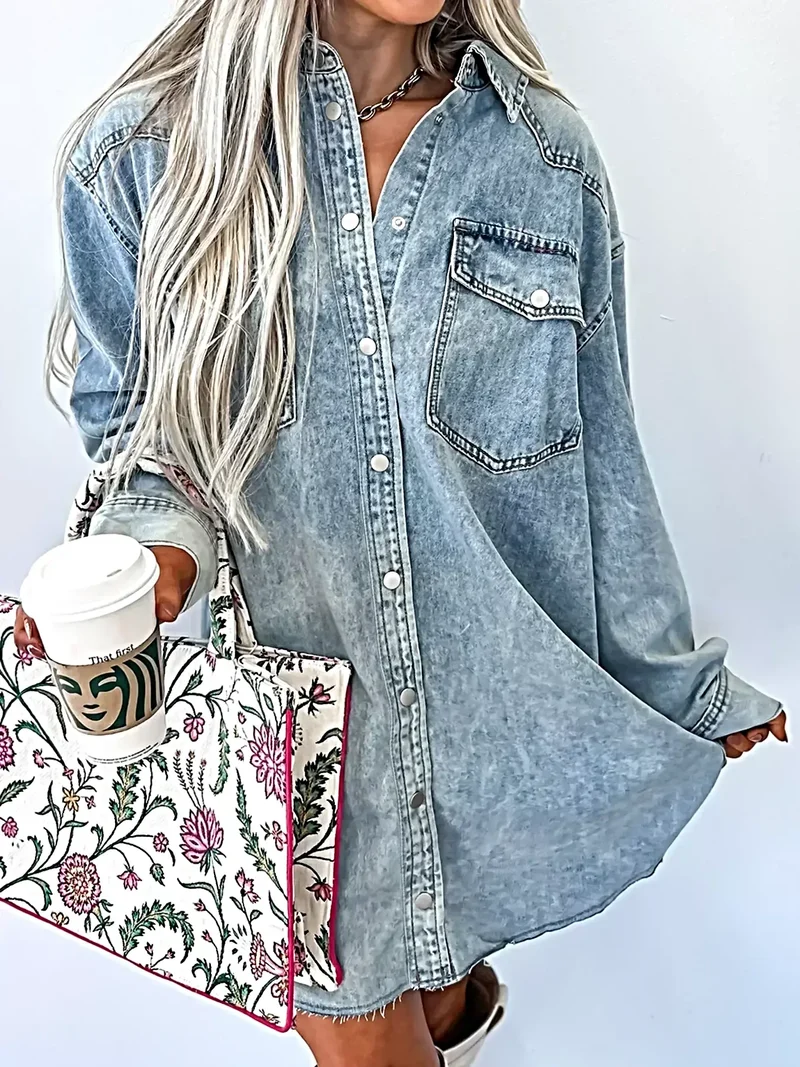 Denimskjortklänning med bröstficka och rå fåll - 100 % bomull, maskintvättbar, lös passform