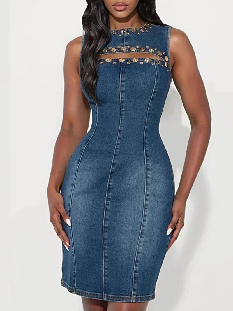 Snygg ärmlös denimklänning med utsmyckade utskärningar - lätt stretchig design