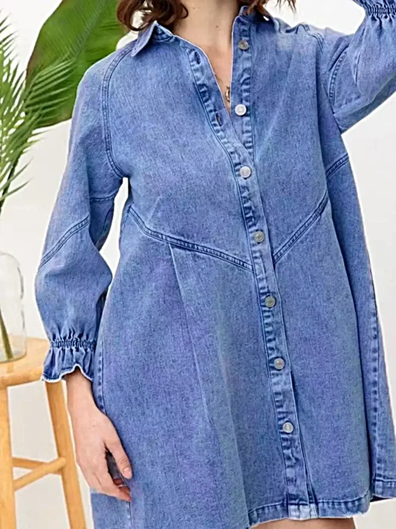 Elegant denimklänning med volanger och knappar för en avslappnad och elegant stil