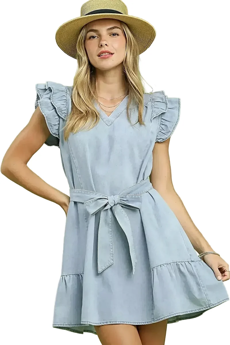 Elegant volangklänning i chambray med sidofickor, v-ringning och flerskiktad volangkant i nederkant