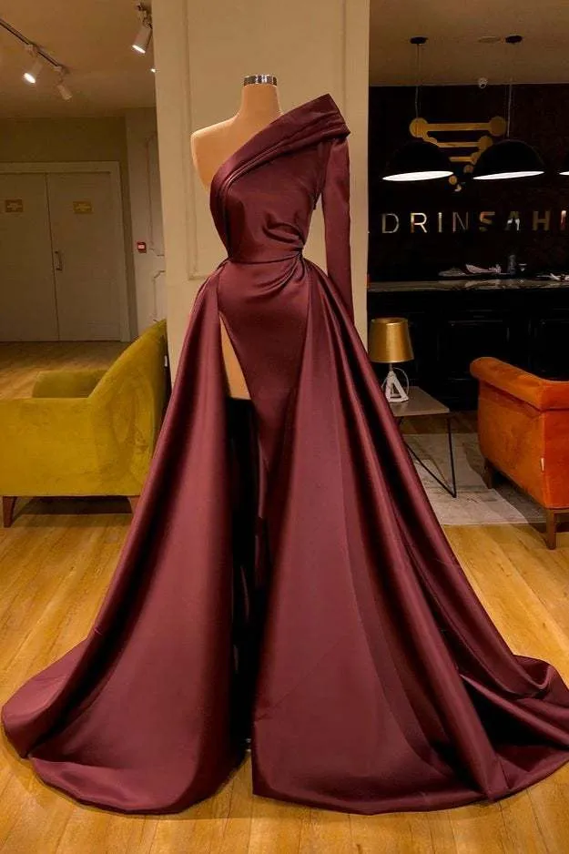 Elegant balklänning med en axel och lång ärm, böljande overkjol och slits vid låren