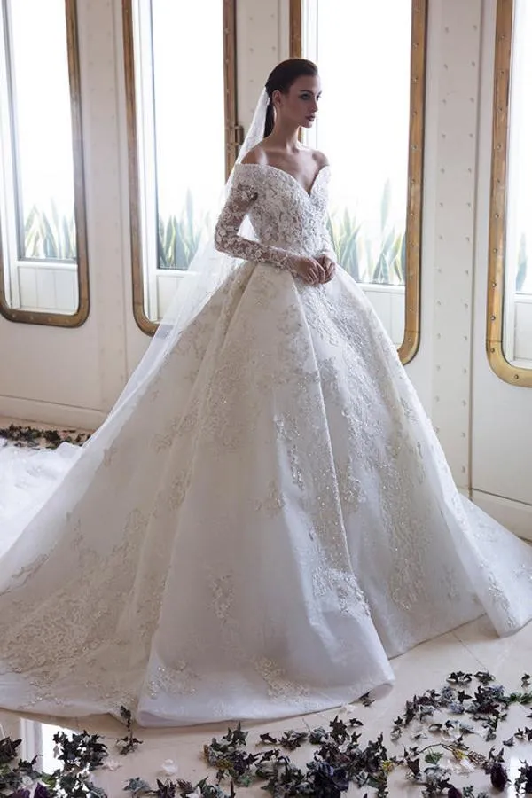 Elegant brudklänning med off-shoulder-mönster och hjärtformad a-linjeform, långa ärmar, spets och kristallapplikationer