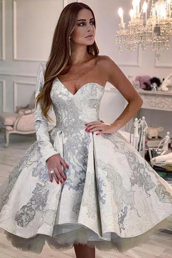 Elegant enaxlad A-linjeformad spetsbrudklänning med ärmar och blommönster
