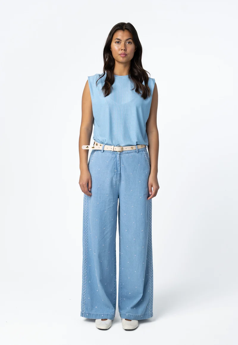 JEANSBYXOR MED BRODERI - PETRA PASSFORM - Light blue denim