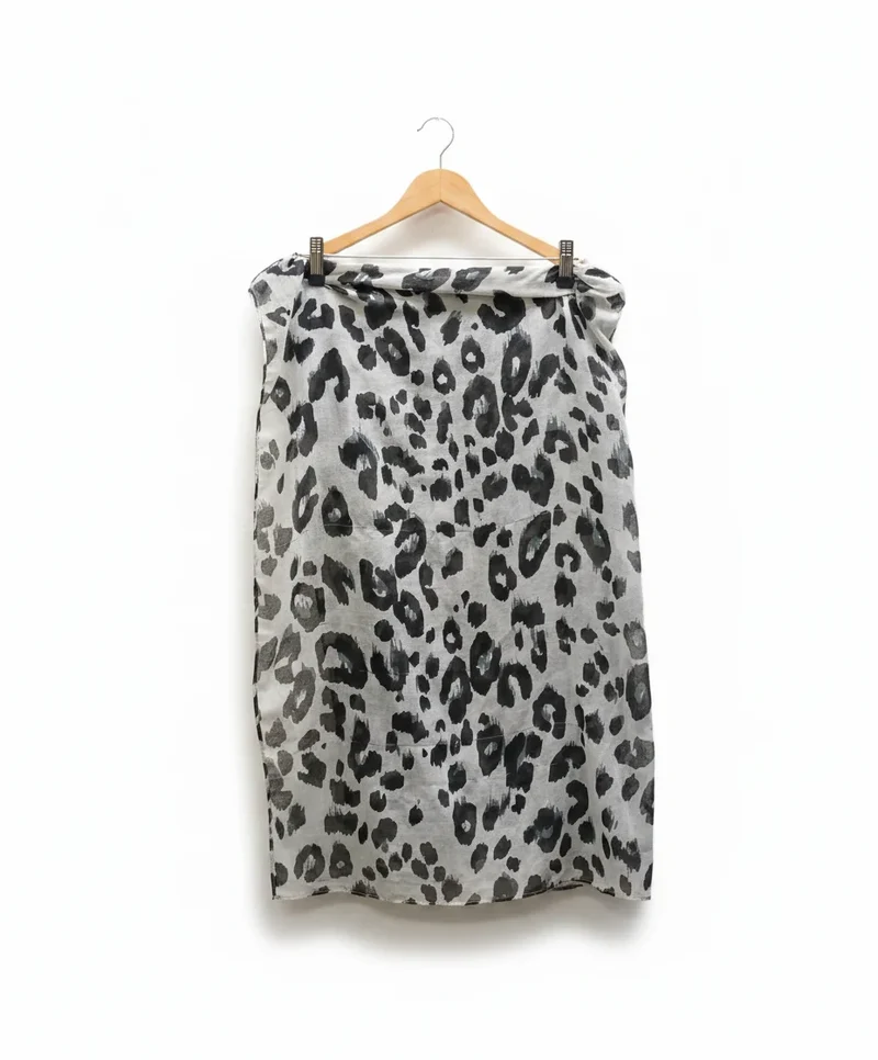 Leopardmönstrad kjol med asymmetrisk fåll