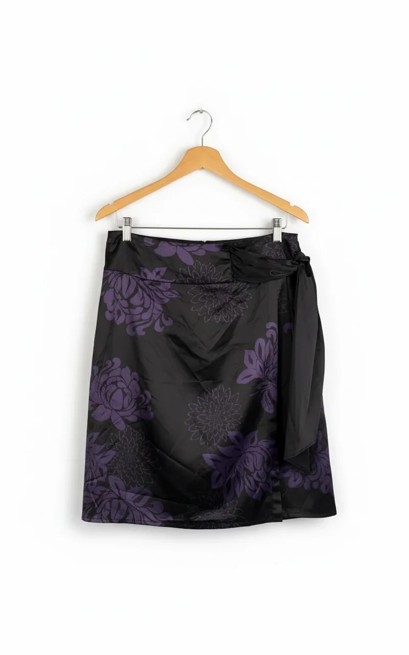 Expresso svart satin omlottkjol med lila blommor