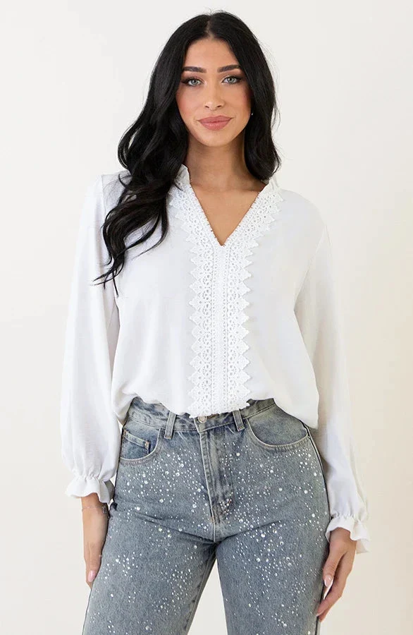 Emma | Elegant V-ringad Blus med Spetsdetaljer