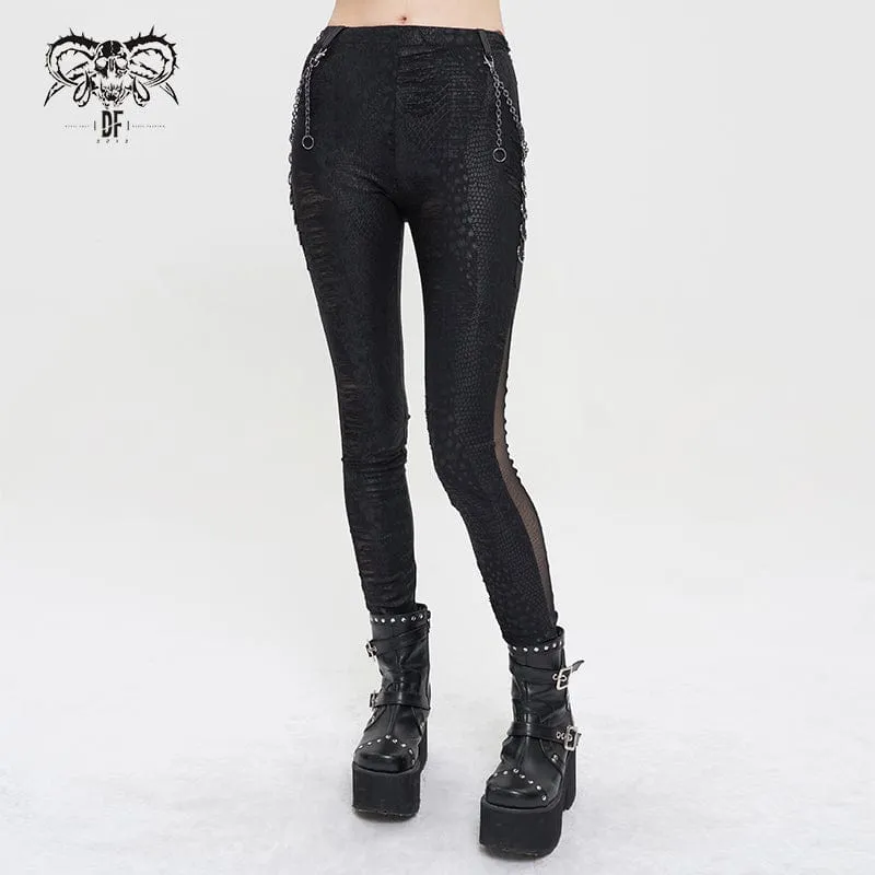Kvinnor med slitna leggings i gotisk metallkedja