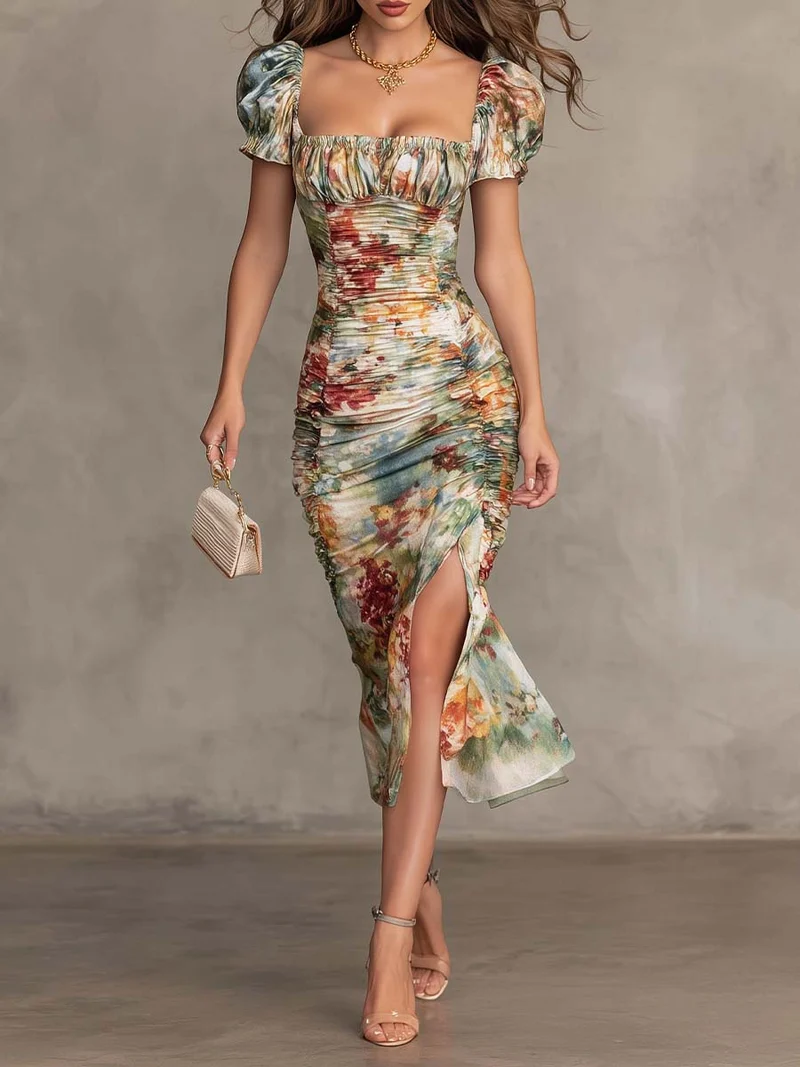 Carmen - Blommig figursydd midiklänning med fyrkantig ringning, retro och elegant