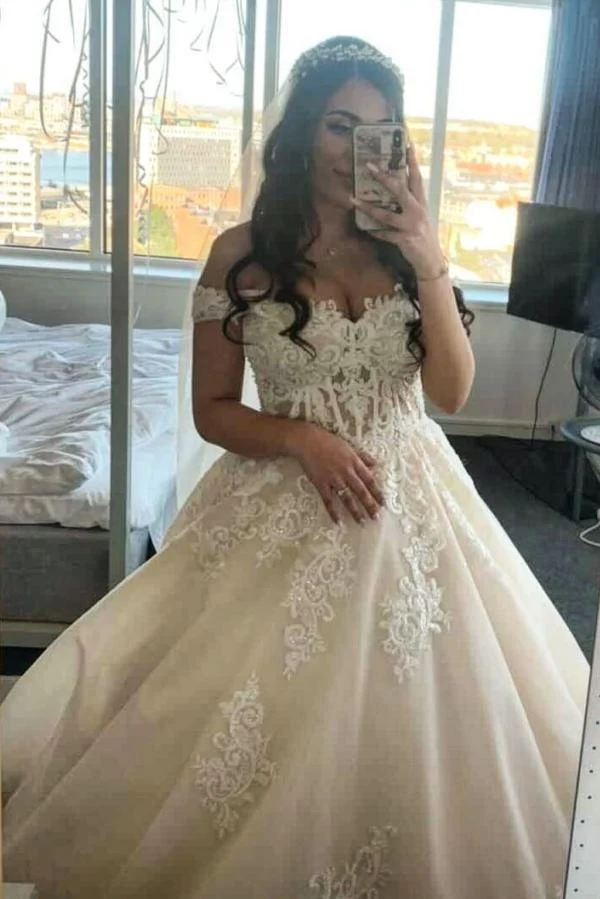 Lång A-linjeformad Prinsessa Off Shoulder Bröllopsklänning i Tyll med Spets