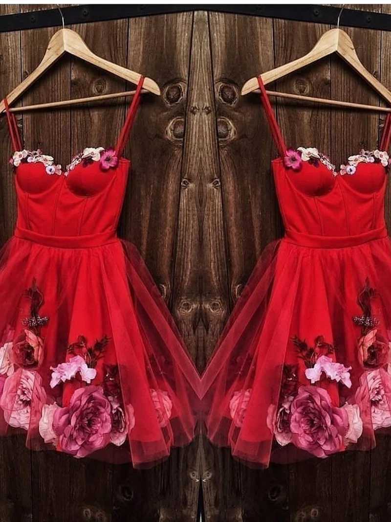 Kort röd balklänning med hjärtformad halsringning och 3D-blommor för homecoming