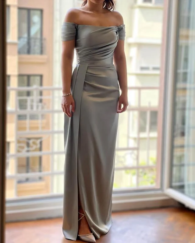 Elegant silverfärgad off-shoulder-klänning med slits för speciella tillfällen