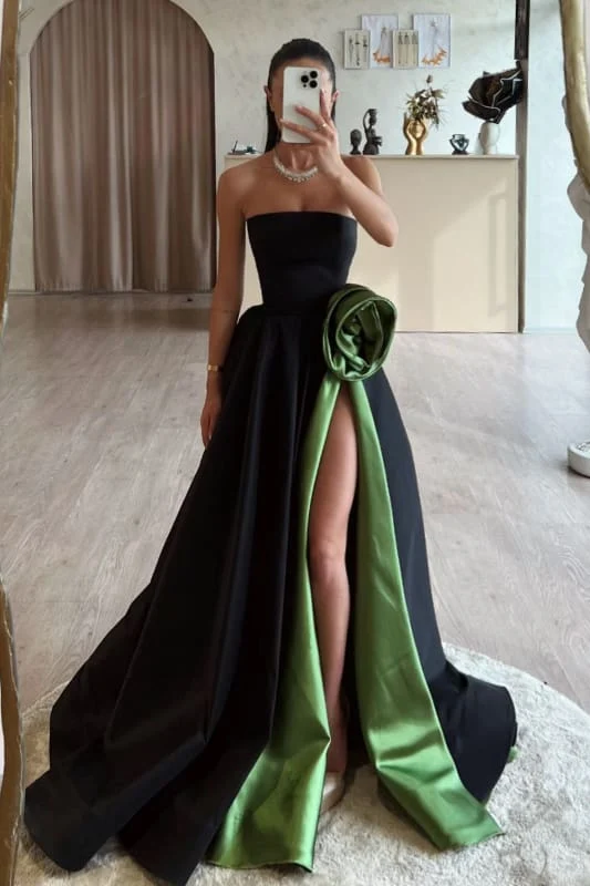 Elegant axelbandslös rynkad balklänning i satin med a-linjeform, hög slits och blomdekorationer