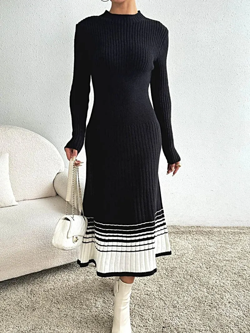 Kontrastfärgad tröjklänning med hög halsringning - Elegant långärmad stickad midiklänning