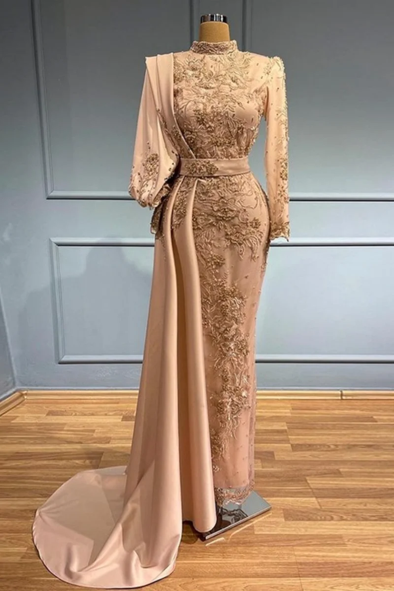 Elegant sjöjungfruklänning i satin med guldfärgad applikation, långa ärmar och svepande släp