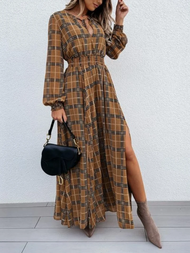 Elegant rutig maxiklänning med slits och knytband i halsringning, långärmad, 100 % polyester