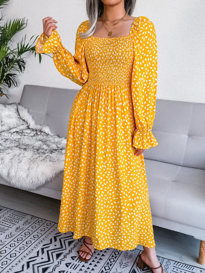 Elegant smockklänning med fyrkantig halsringning och volangärmar - 100 % polyester, ogenomskinlig design