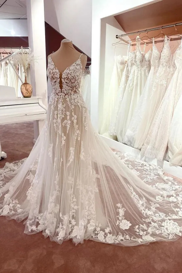Elegant A-linjeformad V-ringad Ärmlös Blommig Spetsbrudklänning med Tyll och Boho-stil