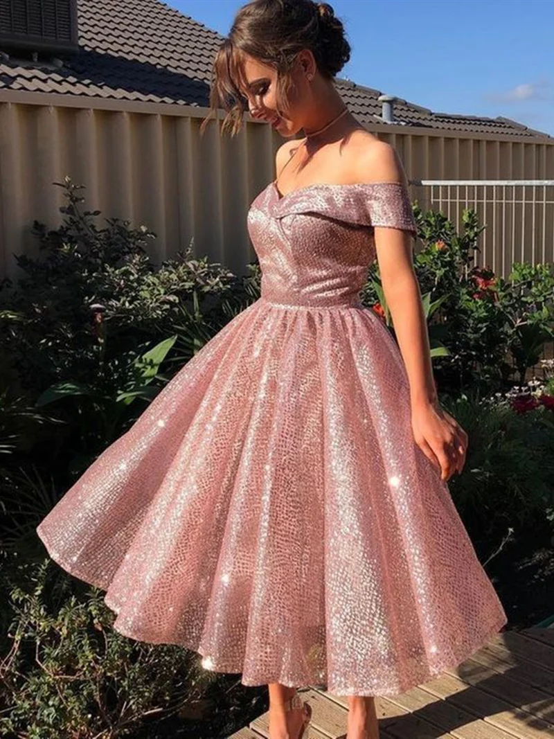Glittrig rosa off-shoulder knälång balklänning: Skimrande formell homecoming-klänning