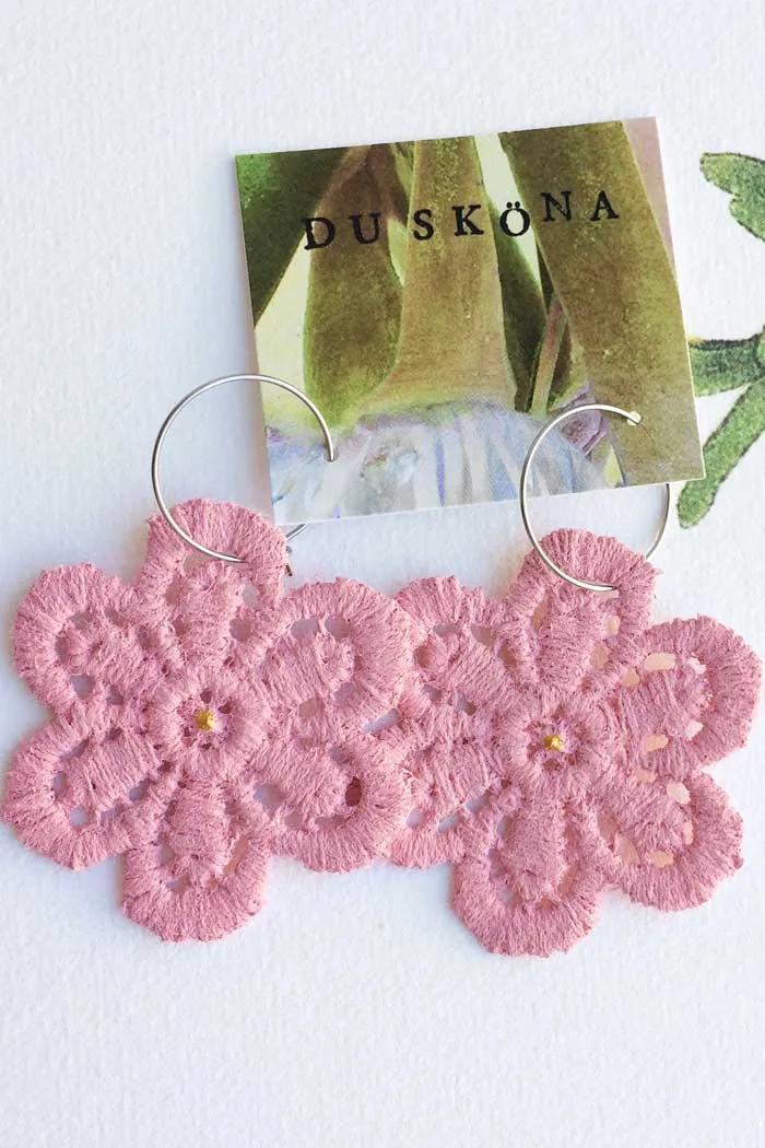Virkade örhängen - Rosa blomma