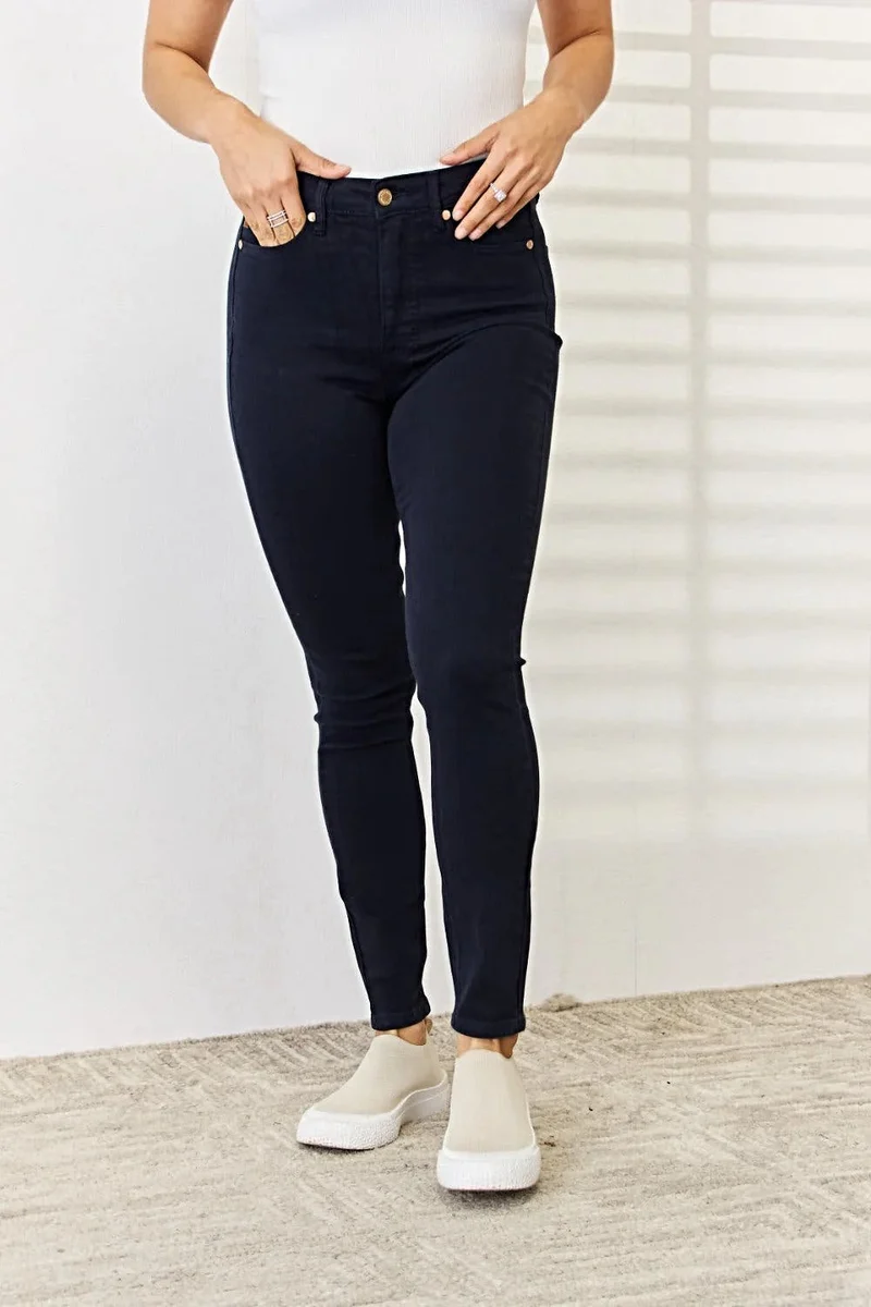 Judy Blue Tummy Control Skinny Jeans - Full Size Plaggfärgade för en smickrande passform