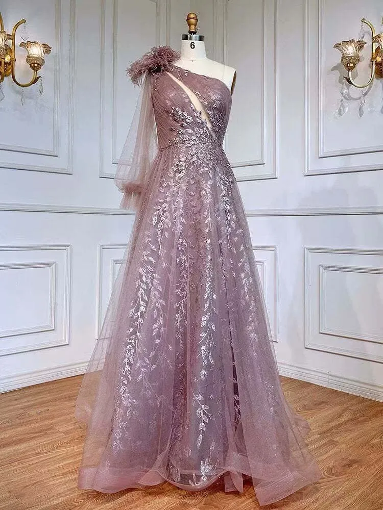 Elegant extremt rosa enaxlad fjäderklänning