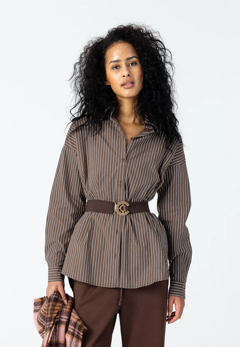 Klassisk skjorta - boxig passform - Brown/white stripe