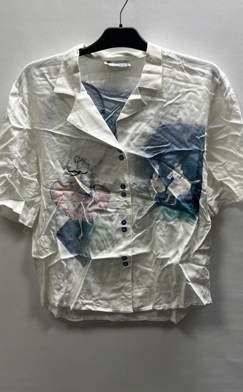 Ude Design AB tryckt blus med knappar