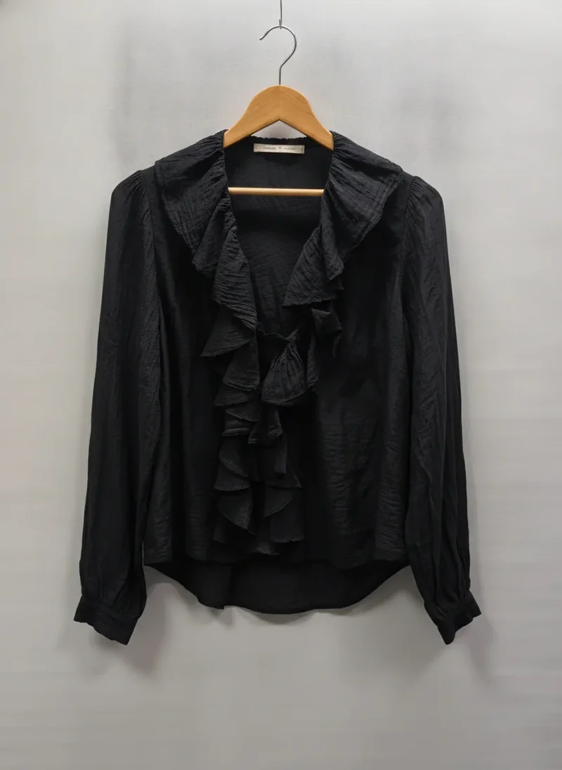 GOSSIP svart blus med volang