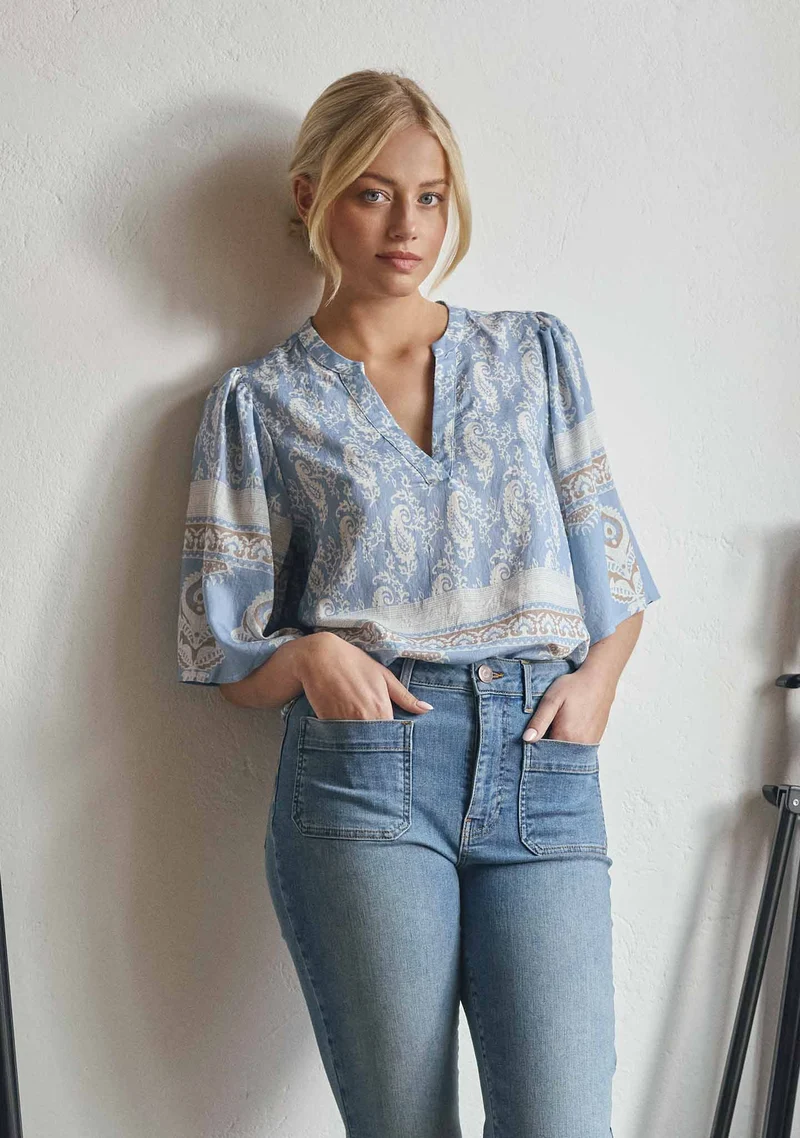 Ane s/s Blouse - Light Blue Border Paisley