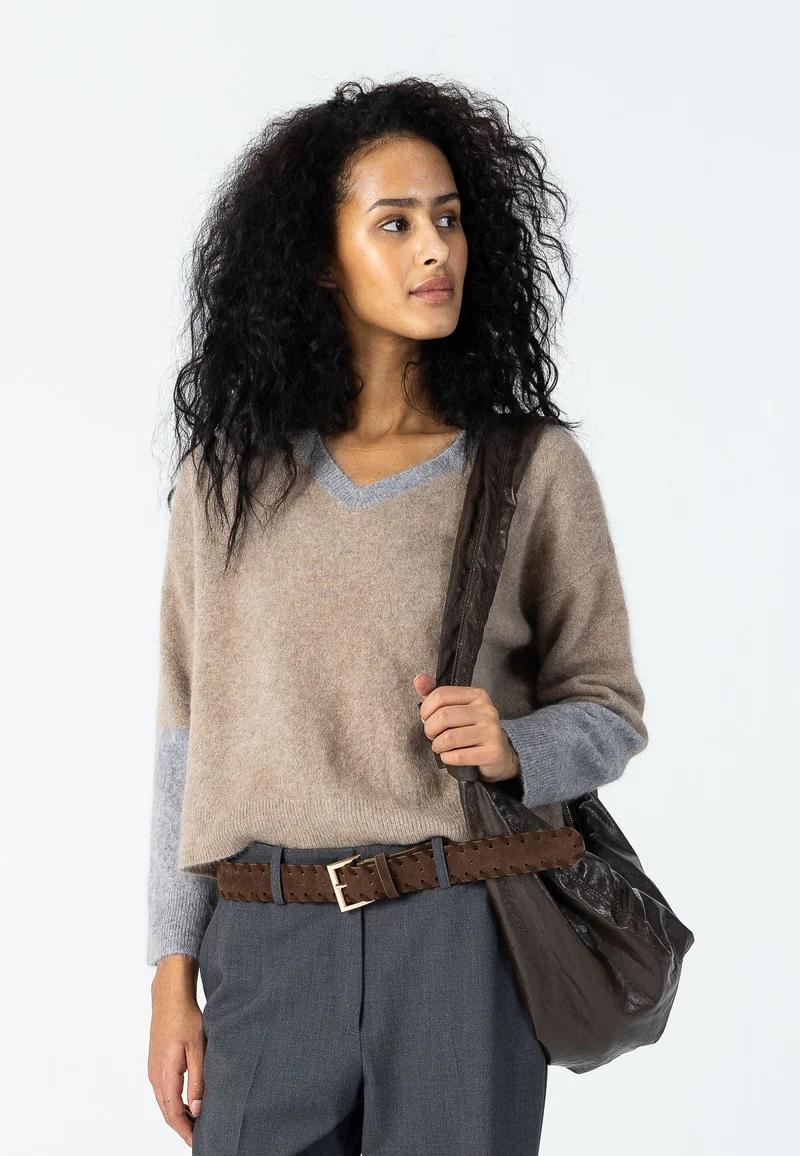 Stickad med V-ringning - Brown/grey mix